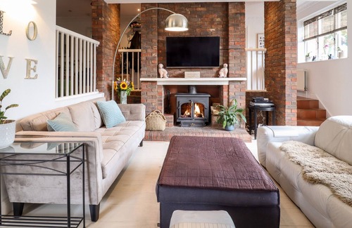 Farnham Common House | FOREST GETAWAY, pet friendly, with pool in Farnham Common