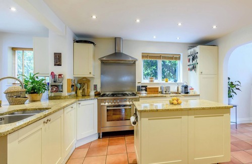 Farnham Common Cottage | FOREST GETAWAY, pet friendly, with pool in Farnham Common