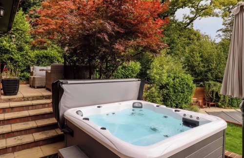 Farnham Common Cottage | FOREST GETAWAY, pet friendly, with pool in Farnham Common