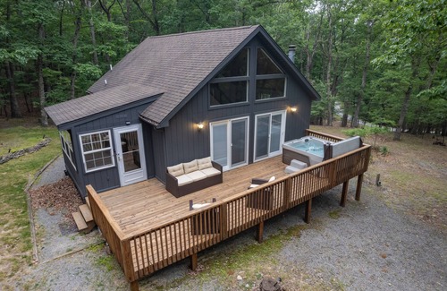 Berkeley Springs Cabin | Forest Haven: Hot Tub, Record Player, Fire Pit