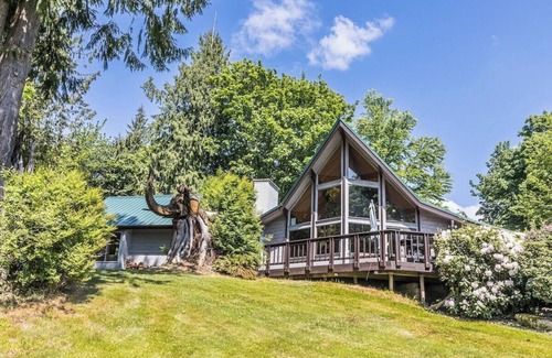 Duvall House | Forest Haven Retreat + Sauna + Hot tub & Fireplace