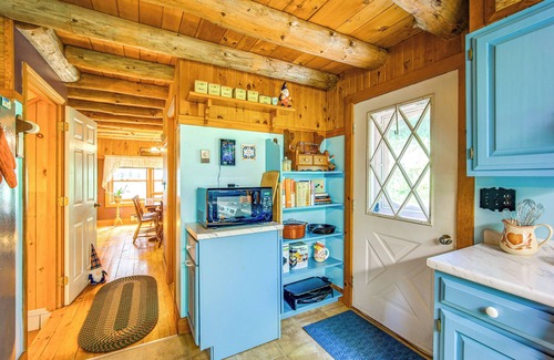 Plainfield Cabin | Forest Hideaway in Plainfield: Hike, Paddle & Ski
