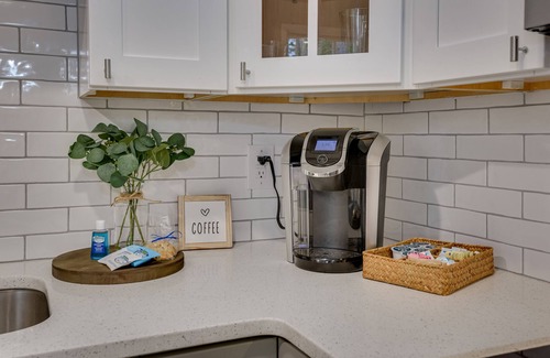 Forest Hills House | Forest Hills Cottage! Central location!