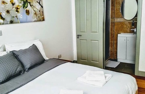 Bowes Hotel | Forest House Hotel
