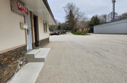 Mount Forest Hotel | Forest Plaza Motel