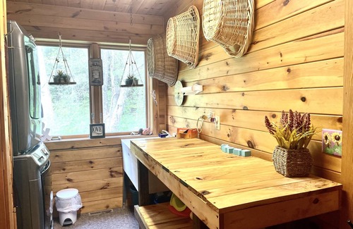 Gerry House | Forest Retreat, 23 miles to Chautauqua Lake, and 14 miles to Lily Dale.