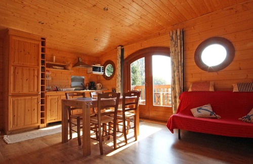 Radon Cottage | Forest Retreat Chalet with Lake Access and Pet-Friendly Amenities