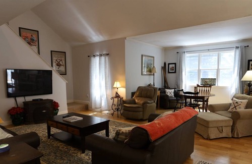 Lincoln House | Forest Ridge 8C, Lincoln