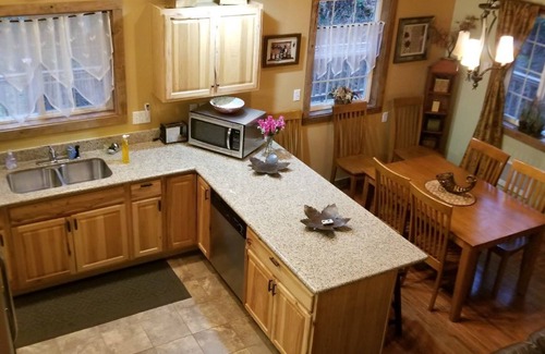Packwood Cabin | Forest Ridge Chalet, Hot Tub, Fast Wifi, AC, New King Bed, Ski, Hike Mt Rainier