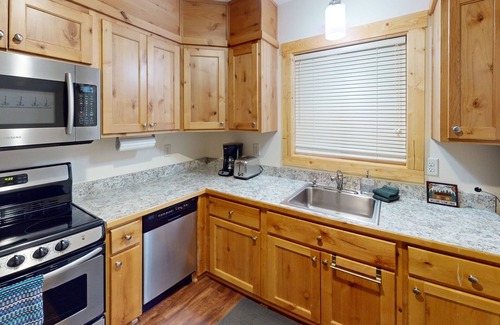 West Yellowstone House | Forest View Cabin - Roam Property Management