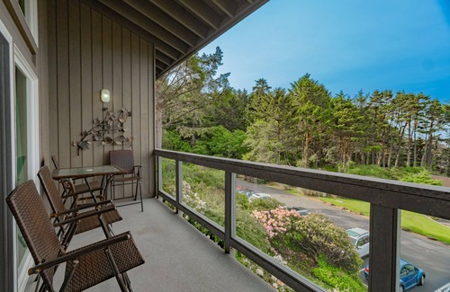 Otter Rock Apartment | Forest-View Loft w/Full Kitchen | Sleeps up to 6