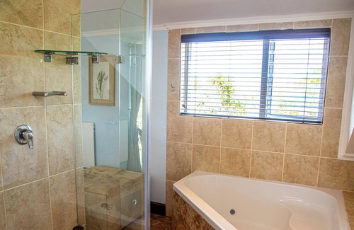 Knysna Villa | Forest View Pezula beautiful, 3 bedroom house equipped with inverter.