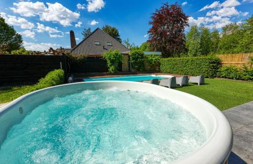 Zeewolde Villa | Forest Villa with shared pool & Eco Wellness