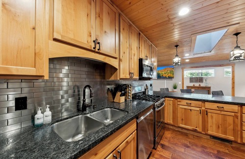 Tahoe Paradise House | Forested Family Getaway: Hot Tub, BBQ, Ping Pong