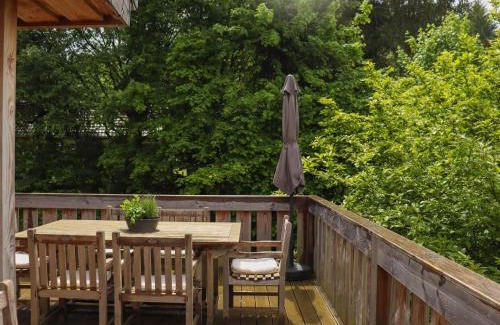 Nisramont House | Forestside Escape near Lake