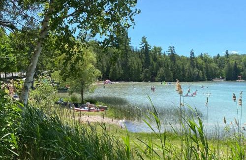 Trent Lakes Villa | ForestView Cottage (Hot Tub and Sauna)