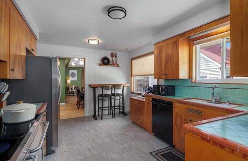 Olympia House | Forget your worries in this spacious and serene space