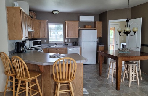 Forks House | Forks, Wa. Home of Twilight Saga. Walk to Main Attractions. Sleeps 6