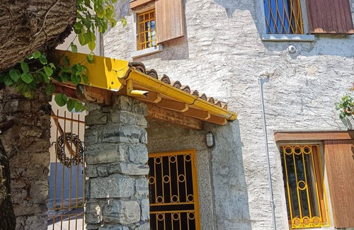 Ramponio Verna House | Former barn with garden and magnificent view of the lake, ideal starting point for trekking.