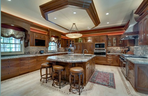 Lebanon House | Former Celebrity Lakeside Mansion