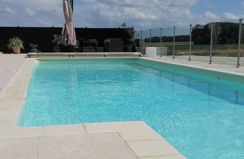 Saint-Cyr-les-Colons House | Former hamlet school, house with 500m2 enclosed grounds and swimming pool.