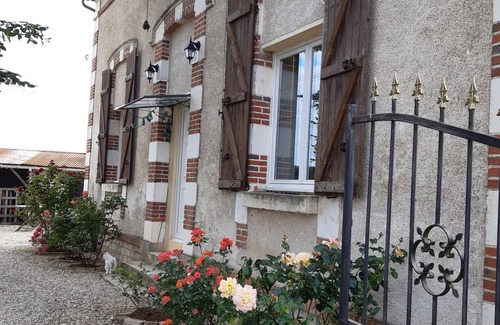 Saint-Cyr-les-Colons House | Former hamlet school, house with 500m2 enclosed grounds and swimming pool.