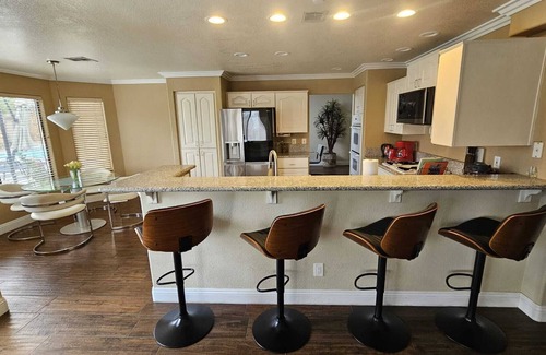 Green Valley North House | FORMULA 1, LUXURY HOUSE, 5 Bedroom, GIANT Pool, 1/4 Acre, 65-85" TV, 500mbpWIFI