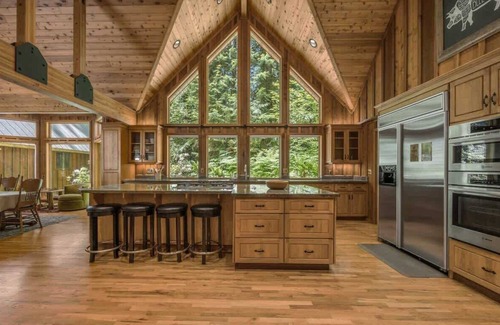 Rhododendron Cabin | Forrest Lodge Large Private Luxury w Hot Tub