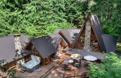 Rhododendron Cabin | Forrest Lodge Large Private Luxury w Hot Tub