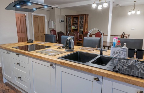Kendal Apartment | Forrest's Townhouse - Two adjoining apartments with shared private hallway