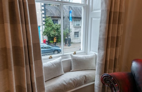 Kendal Apartment | Forrest's Townhouse - Two adjoining apartments with shared private hallway