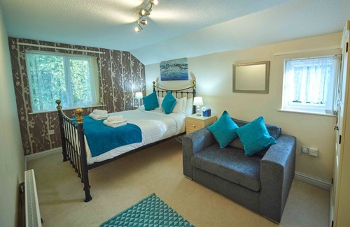 Canterbury House | Forrester House with Free Parking
