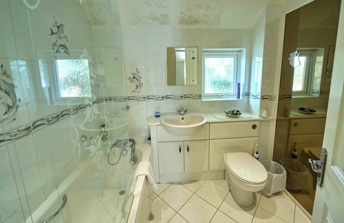 Canterbury House | Forrester House with Free Parking