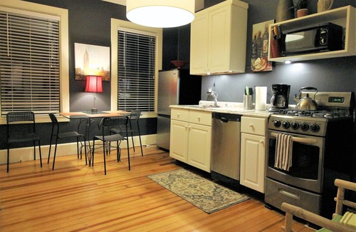 Mission Hill Apartment | "Fort Hill Inn, Boston" Cozy Studio Suite, Eat in Kitchen, 5 minutes to Center