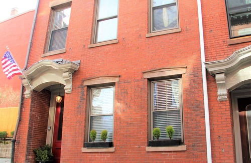Mission Hill Apartment | "Fort Hill Inn, Boston" Cozy Studio Suite, Eat in Kitchen, 5 minutes to Center