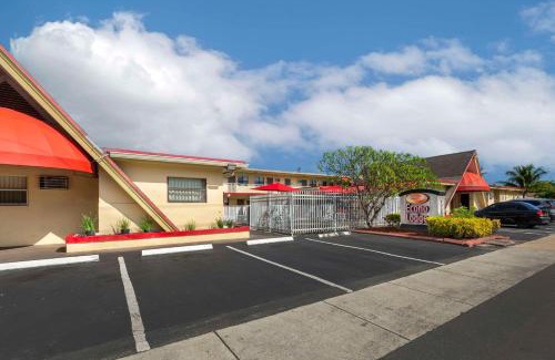 Royal Poinciana Cabin | Fort Lauderdale Gardens Inn & Suites Ft Lauderdale International Airport