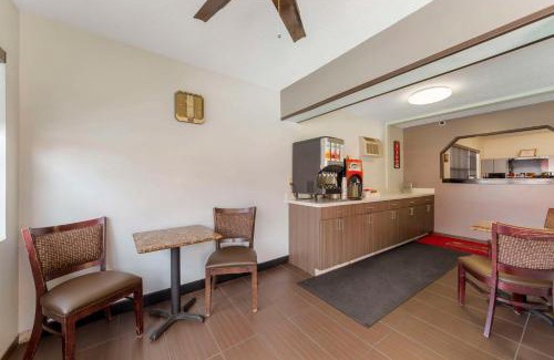 Royal Poinciana Cabin | Fort Lauderdale Gardens Inn & Suites Ft Lauderdale International Airport