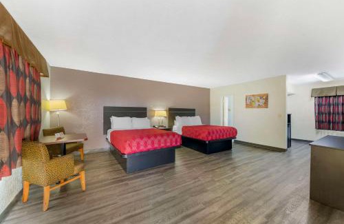 Royal Poinciana Cabin | Fort Lauderdale Gardens Inn & Suites Ft Lauderdale International Airport