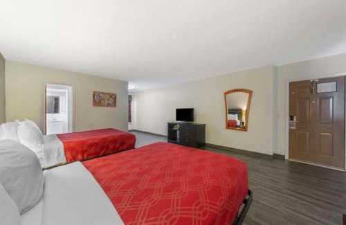 Royal Poinciana Cabin | Fort Lauderdale Gardens Inn & Suites Ft Lauderdale International Airport