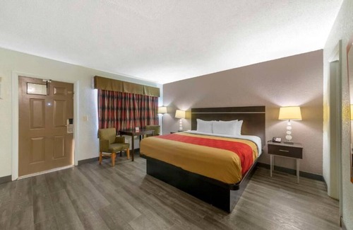 Royal Poinciana Hotel | Fort Lauderdale Gardens Inn & Suites