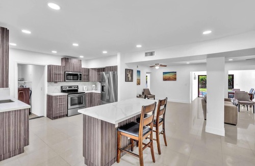 Plantation House | FORT LAUDERDALE OASIS HOME .SLEEPS 14 .5 bedrooms/3 baths PRIVATE HOME.