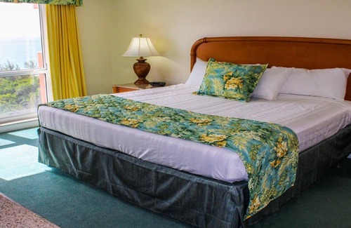 East Fort Lauderdale Resort | Fort Lauderdale Beach Resort, FL overlooking the Water Sleeps 6.