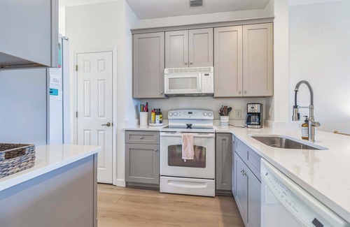 Biggar Condo | Fort Myers Condo w/Resort Pools - Near Golf!