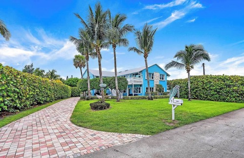 Fort Pierce Shores House | Fort Pierce Coastal Escape 2BD/2BA - Walk to Ocean