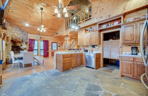 Fort Towson House | Fort Towson Cabin Less Than 1 Block to Raymond Gary Lake
