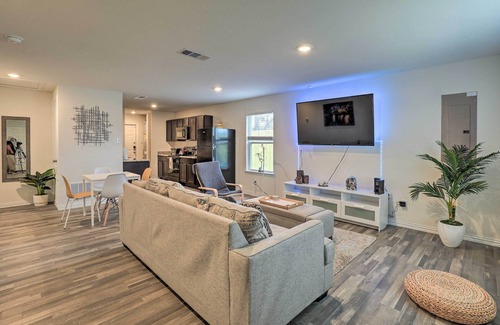 Fort Worth House | Fort Worth Retreat with Private Quarter Acre!
