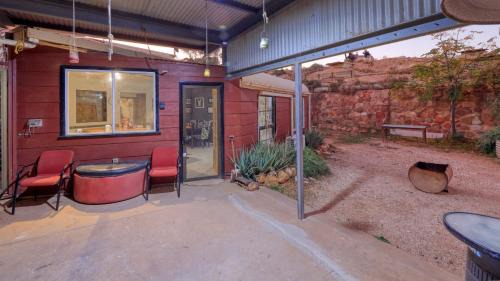 White Cliffs House | Fossickers Den Dugout Accommodation