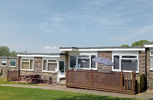 Sandown Ski Chalet | Fossils Retreat: comfy 2 bedroom chalet with Sun deck & wifi.
