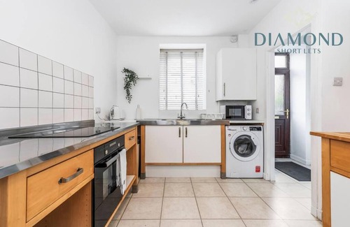 Dunfermline Apartment | FOUNDRY - 2 Bedrooms, Fully Equipped, Free Parking, WiFi, FAVOURITE for Contractors, Long Stays Welcome, Food, Bars, Shops by Diamond Short Lets
