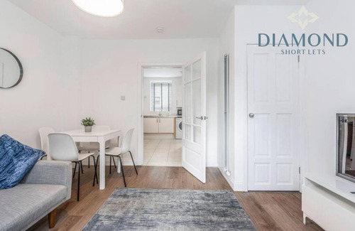 Dunfermline Apartment | FOUNDRY - 2 Bedrooms, Fully Equipped, Free Parking, WiFi, FAVOURITE for Contractors, Long Stays Welcome, Food, Bars, Shops by Diamond Short Lets